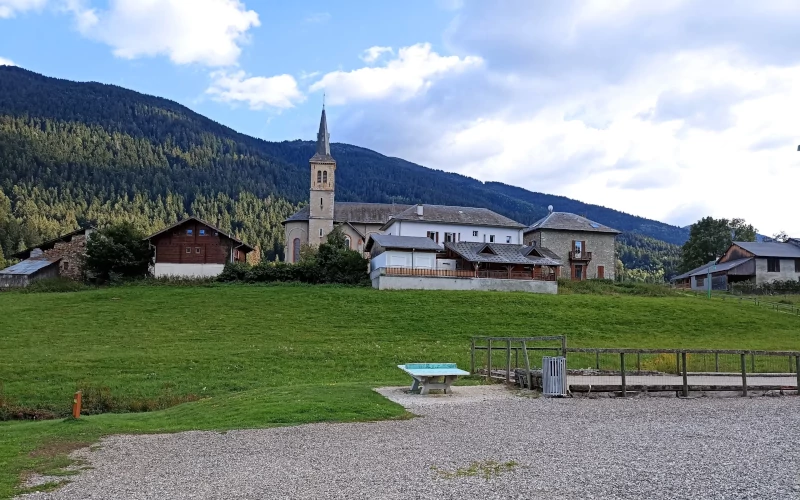 vue du village du Bourget en Huile avec son église et son école